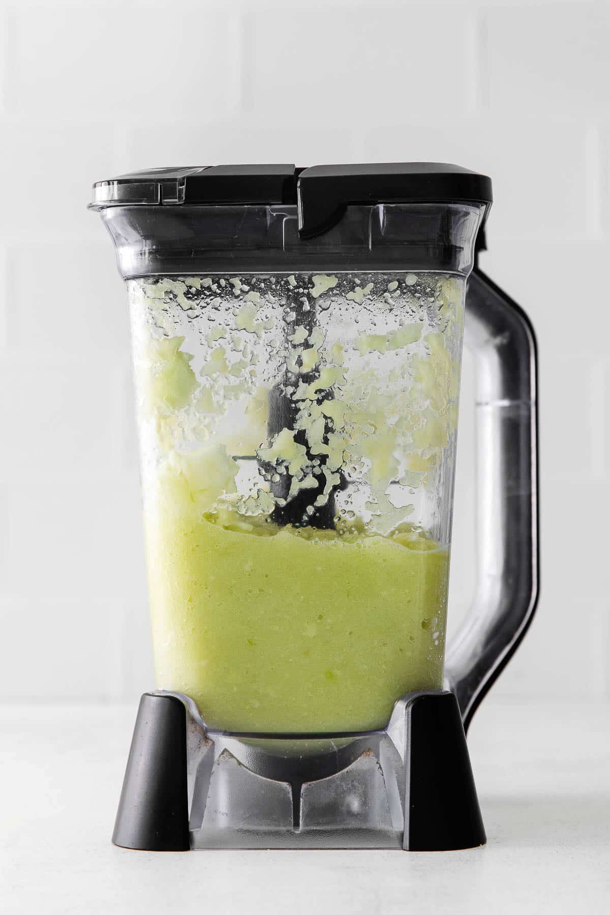 blender with pureed green apples.